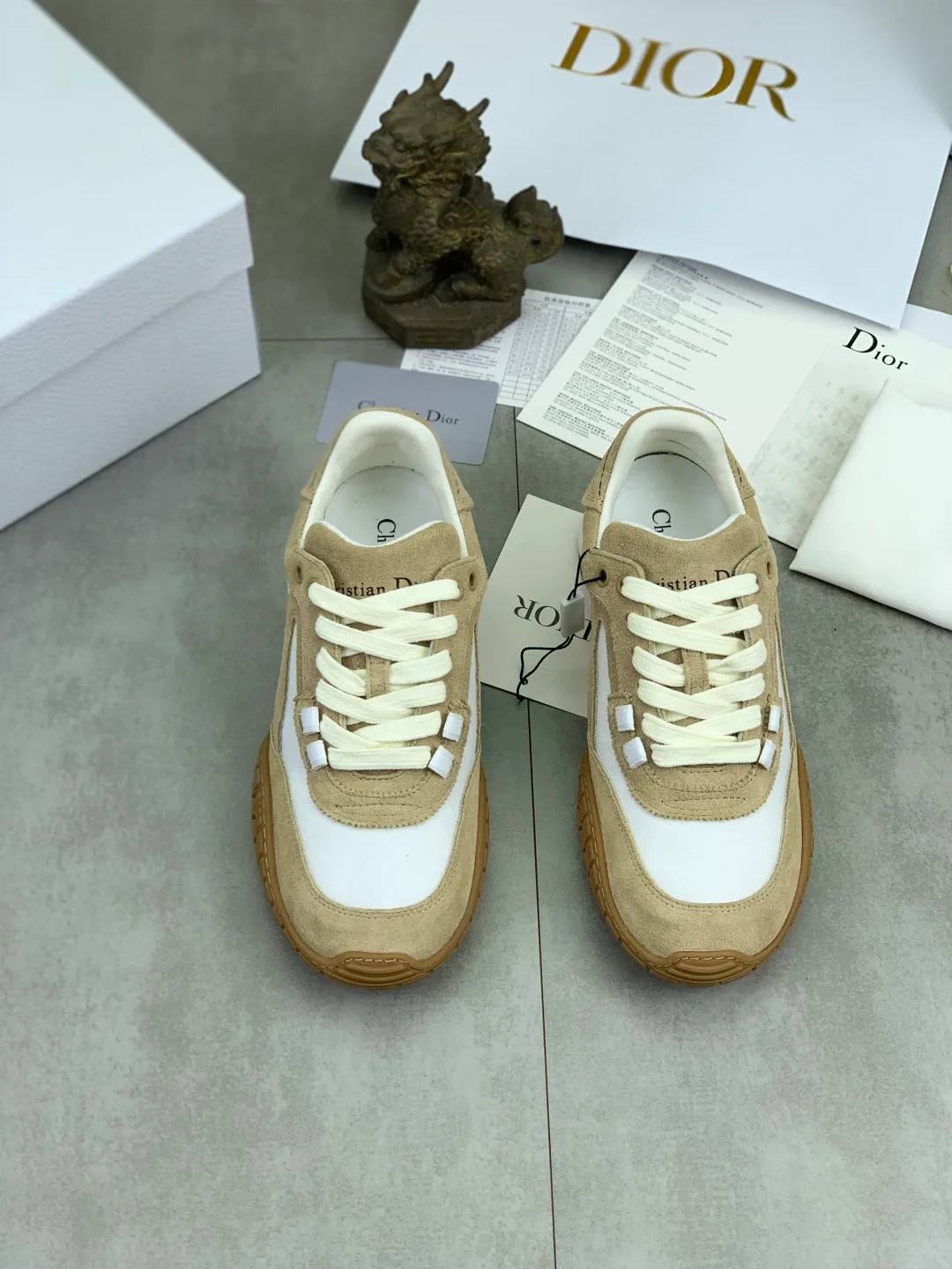 Men's men's shoes P560 new Dior Tech sneakers 2026 early spring series new products, with fashionable details, highlighting retro aesthetics. The light beige anti-suede cow leather upper is spliced ​​with apricot transparent mesh fabric on the side. The upper window edge is adhered with high-frequency flat ironing and back-pressure. It replicates the original craftsmanship, making it beautiful and comfortable without falling off. The interior is made of sheep lining of the same color and is soft and comfortable. The heel and tongue are embellished with the Paris logo. The textured TPU soles with the same color logo. The high-end version is exquisitely packaged with an airplane box, adding to the high-end style. Color: 4️⃣colors available Size: Female 35-41 Male 39-46